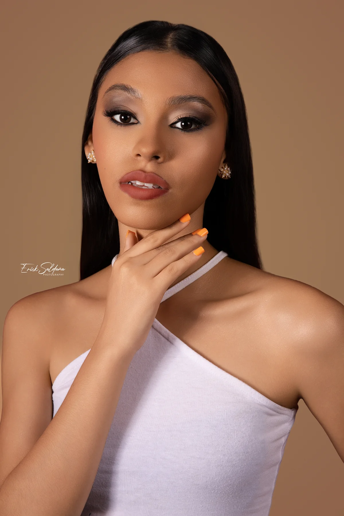 Retrato editorial de belleza en estudio